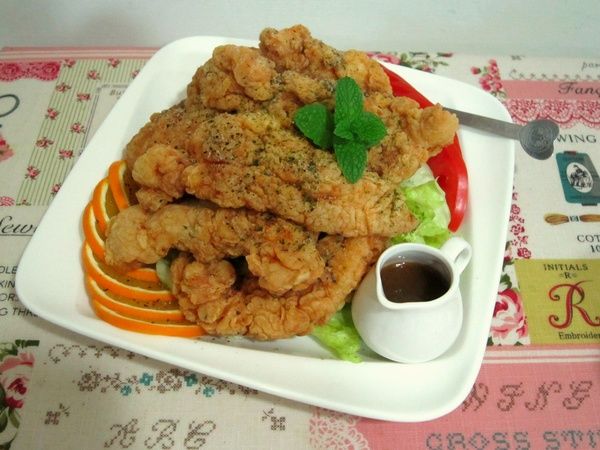 趁雞肉在炸的時候，可以準備一些生菜和醬汁→http://www.dodocook.com/recipe/38143