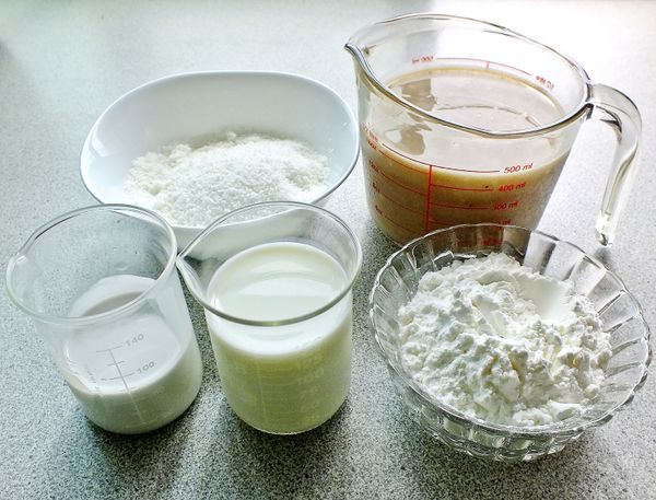 備齊秤量好所有材料~玉米粉+鮮奶適量先拌勻備用。