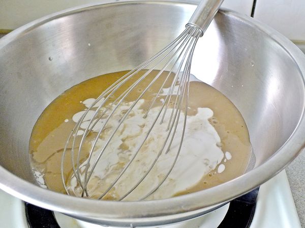 先將光泉薏仁糙米漿、部分鮮奶和椰漿倒入鍋中。