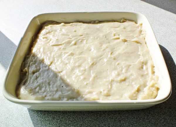 將拌好的麵糊倒入墊了防沾紙的適當大小模型中~抹平表面敲一敲..更紮實。

室溫放至稍微涼後..再放入冰箱冷藏定型~完全涼透後即可取出脫模。