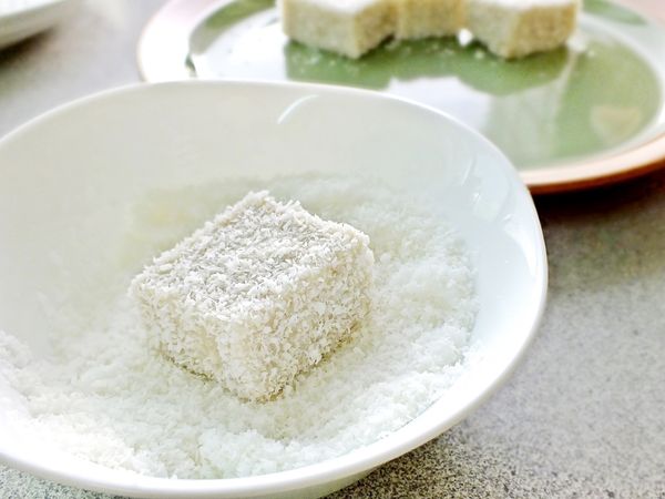 脫模後切成適當大小再沾上椰子粉就ok了。
除了椰子粉，沾上【黑+白芝麻粉】也很對味喔! 或其他個人喜歡的沾料亦可。