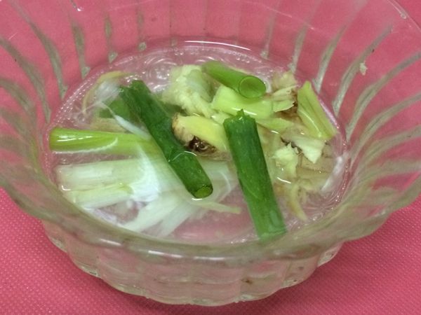 薑和蔥段輕拍一下，加半碗水，在碗裡抓片刻成蔥薑水