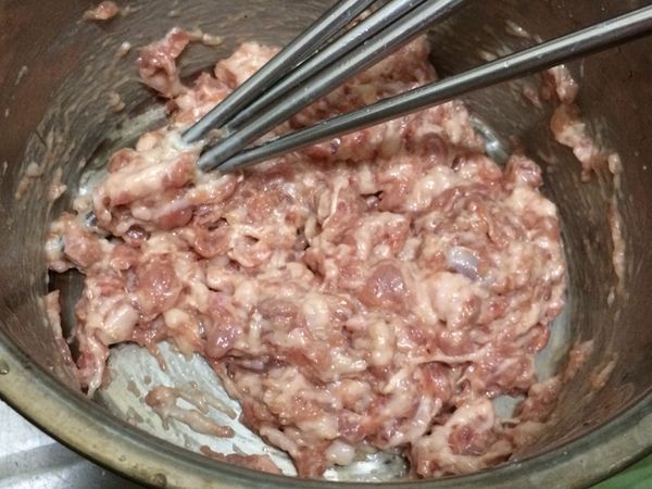 餡料分多次加入蔥薑水攪拌至出筋（能摔打幾下更好）