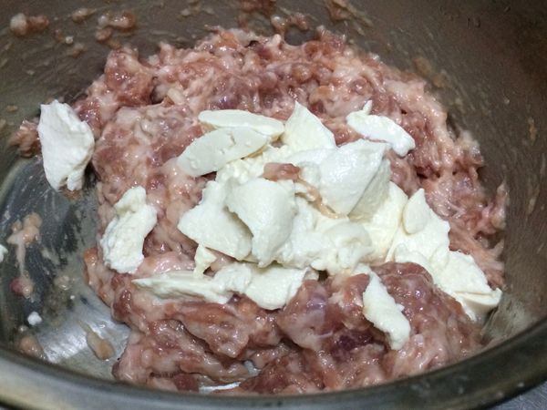 挖出的碎豆腐，加入餡料裡拌勻