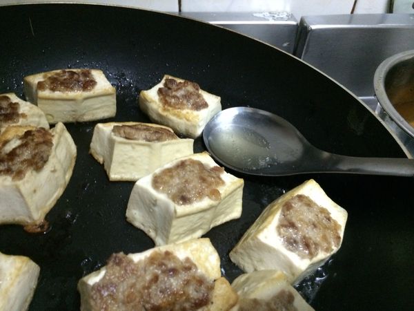 起油鍋，肉餡面朝下先煎，將兩面都煎成金黃色