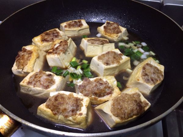 加2杯水、醬油、糖及1/2蔥花到作法❻，蓋上鍋蓋中火燜煮，水收至剩2/3後加入太白粉水勾薄芡，撒上香油及另1/2蔥花即可。