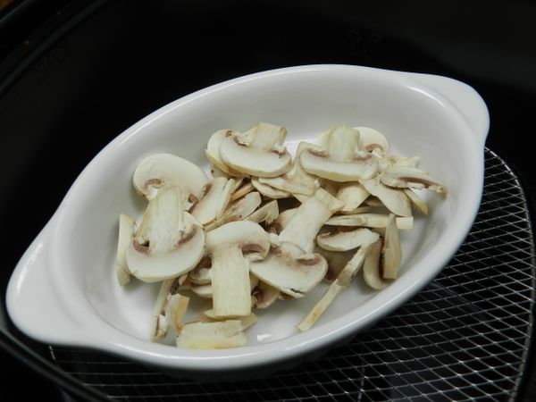 蘑菇切片放入皿內