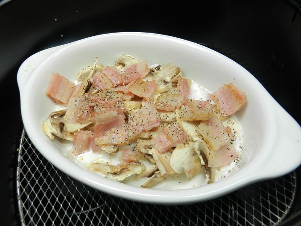 倒入50c.c.的牛奶，並加入調味料