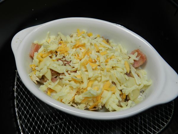 放上一層起司片與披薩起司