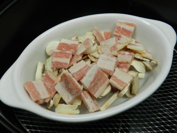 切片的培根也放入