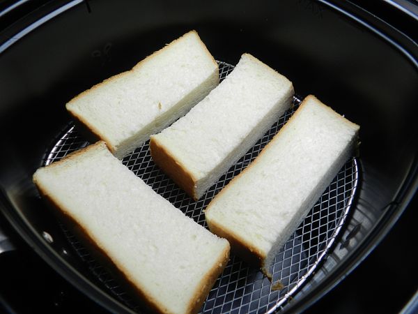 將切片的厚片土司放入氣炸鍋中