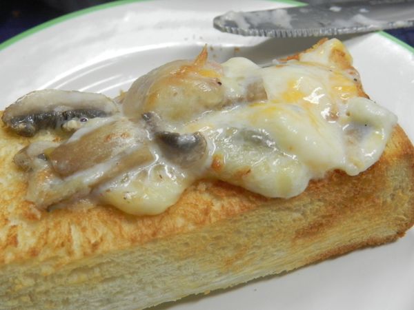 吃的時候將蘑菇培根醬塗抹在麵包上，大大的咬一口，非常的好吃喔!!