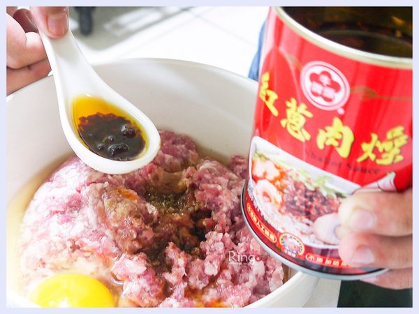 內餡：絞肉、半顆蛋、醬油、鹽、胡椒粉、五香粉、再一瓢紅蔥肉燥一起攪拌均勻(內餡如太濕加點太白粉即可) Ⓡ