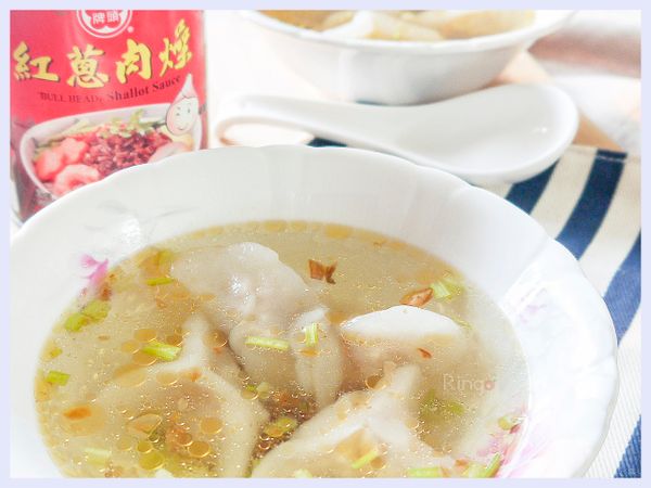 另煮一鍋水，放入數顆水晶餃，再放二瓢紅蔥肉燥，適量加鹽調味，放少許的芹菜株點綴，就能製作美味又簡單的油蔥水晶餃，完全不需特別的技巧，真的非常容易 Ⓡ