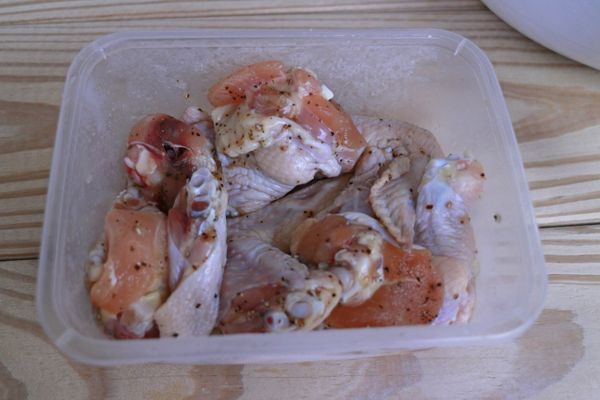 買雞翅時請老闆幫忙切成兩段，分為小雞腿及雞翅。洗淨後稍微擦乾，以鹽、蒜泥及黑胡椒粒醃漬0.5hrs 以上。