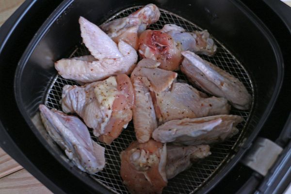 放入氣炸鍋排列好，翅膀部分可讓它站立起來，較節省空間。