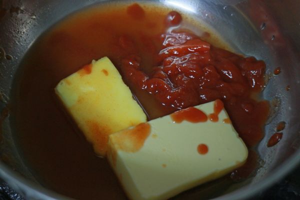 將奶油、番茄醬、Tabasco辣醬、水果醋、糖及水放入鍋內，一邊攪拌以小火加熱至融合黏稠狀。嗜辣者可多放些辣醬。