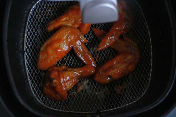 將烤好的雞翅均勻沾附醬汁，再放回氣炸鍋內，這次以200度烤2mins就完成嚕！