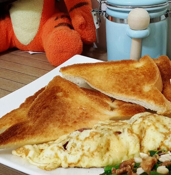 吐司對切成三角形，抹上奶油，進烤箱烤至表面金黃酥脆即可取出