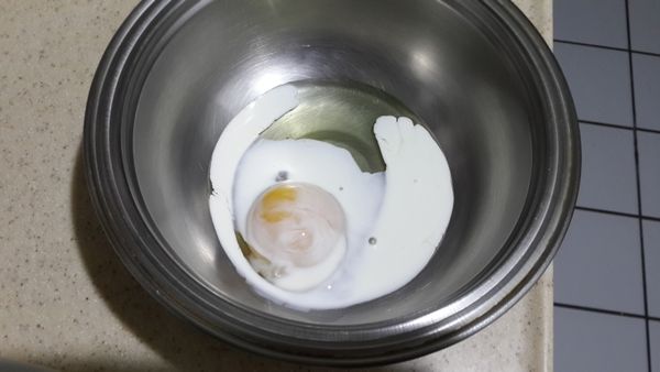 在碗中放入雞蛋和鮮奶油打散(如重口味者，可再加入少許鹽巴或胡椒)