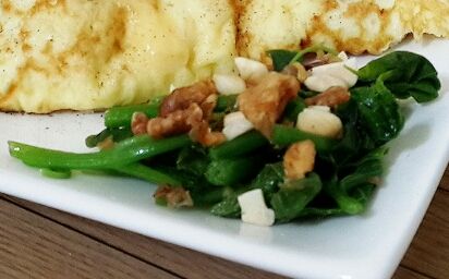 冰箱剛好有前一晚的涼拌菜，取一些出來，再撒上堅果