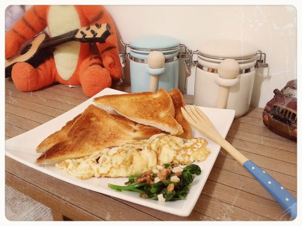 蛋捲煎好時，吐司也烤得香噴噴了，就可以擺盤囉~(裝在便當盒裡帶到公司也很不錯喔)