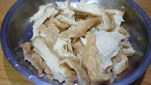 買回來的豆皮清洗過後，撕成片狀備用。