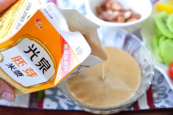 以帶有微酸微香的焙煎胡麻醬加入香醇的光泉胚芽米漿調和拌勻