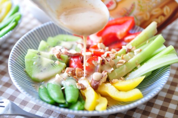 醬汁淋上食材中