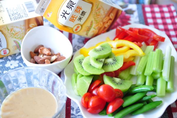 備料如圖:將醬料、堅果及果蔬切片、條狀、甜豆川燙備齊