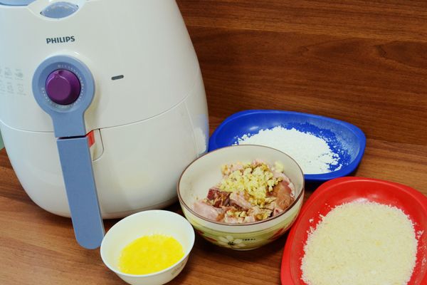 先將雞胸肉切小塊放入碗中，加入蒜末與 [醃料] 攪拌均勻放入冰箱醃3個小時左右。