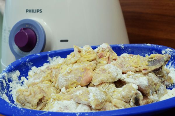 醃好的雞肉均勻地裹上麵粉。