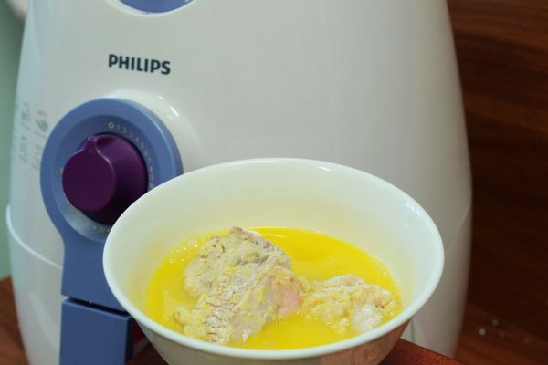 再均勻地沾上蛋液。