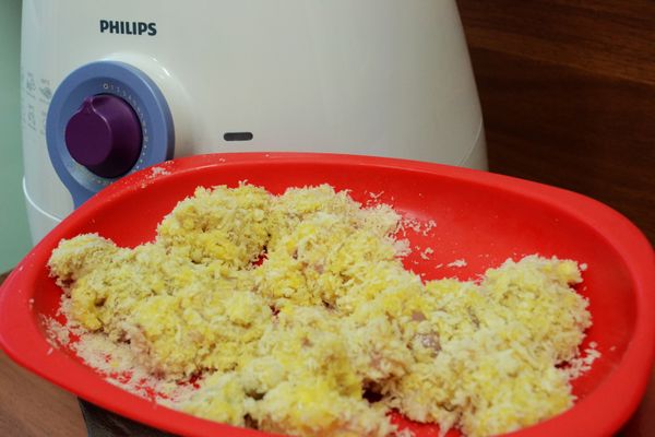 再沾上麵包粉。