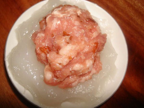 取小碟子刷上少許油，手沾水放上一層厚厚粉漿，再放上肉餡(將肉餡往內壓)，用手指在碟邊繞一圈，取出肉圓即可...