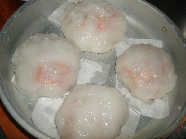 將肉圓放入電鍋中蒸20分鐘..
(材料部份，一共可做6顆，分二層蒸熟...)