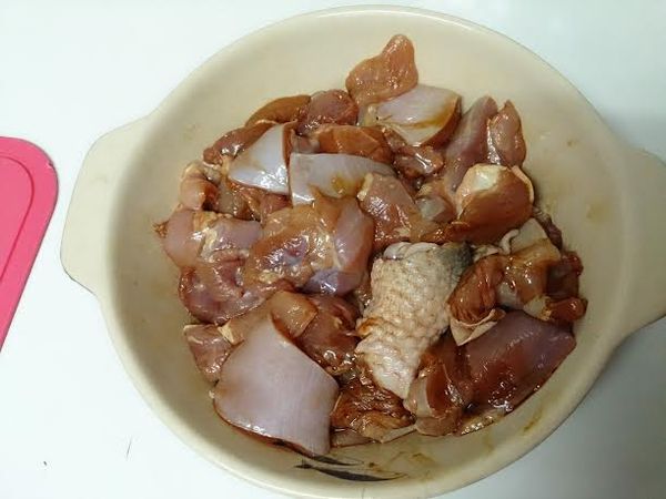去骨雞腿切塊，倒點醬油醃１５分鐘。