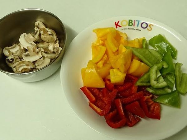 磨菇切片，青椒／紅椒／黃椒切塊。