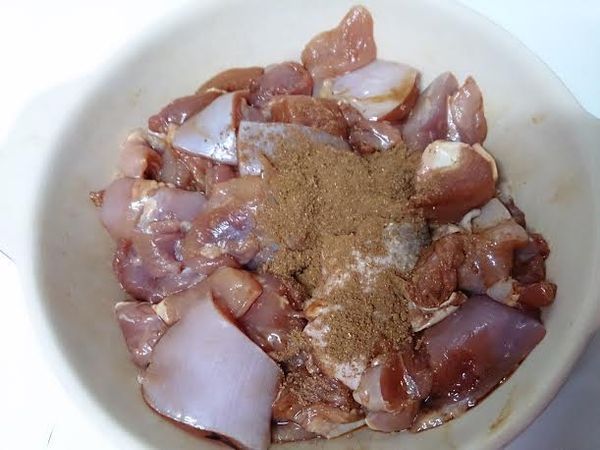 再倒約２大匙的五味粉拌勻。