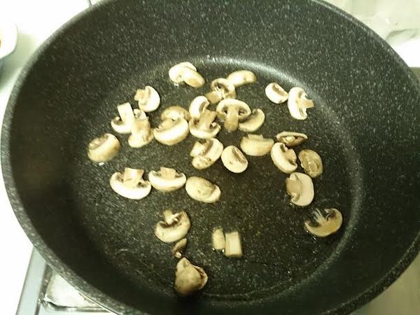 熱油鍋，先倒入磨菇煎炒一下。