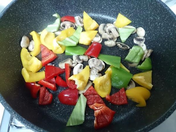 再加入所有椒類蔬菜炒至半熟後，盛起備用。