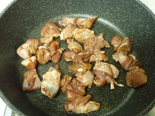 倒入雞肉煎至表面金黃。