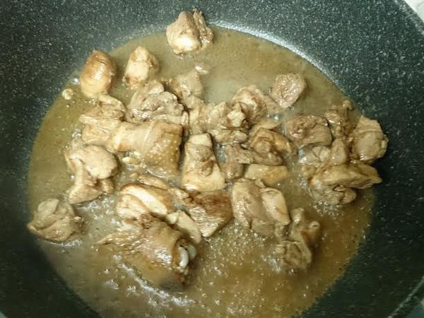 加入鮮味露，糖，和３大匙水拌炒至肉熟。