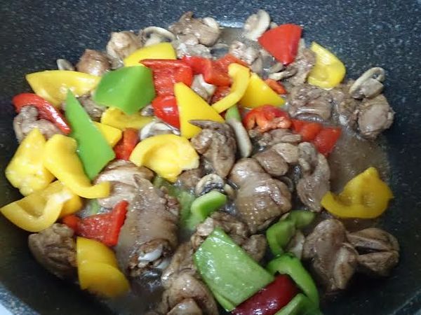 加入剛盛起的蔬菜拌炒至汁收乾，起鍋前撒點葱花即可。