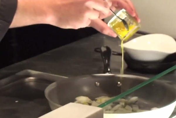 再加入橄欖油拌炒