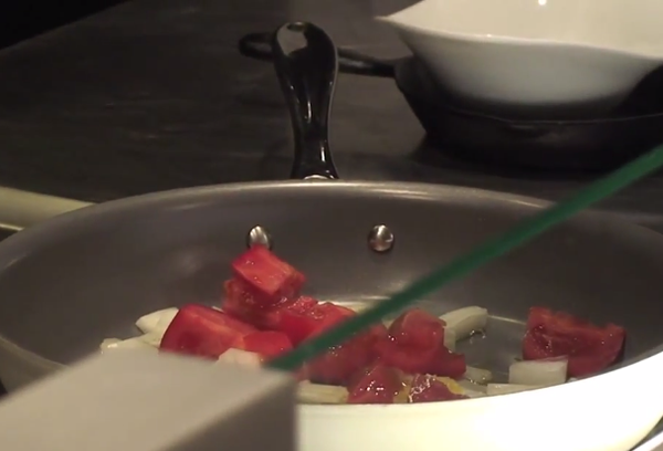 加入蕃茄一起拌炒