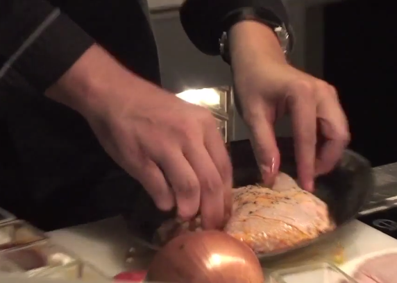 可利用這時製作烤雞，前一晚記得先用蕃茄醬/糖/鹽/黑胡椒粒/蒜，醃製雞腿排（放置一個晚上）。之後要製作時，將雞腿排放在烤盤上，烤的時候雞皮朝上（因為雞皮可以保有雞胸肉本身的水分，烤完後也會有更多湯汁）。