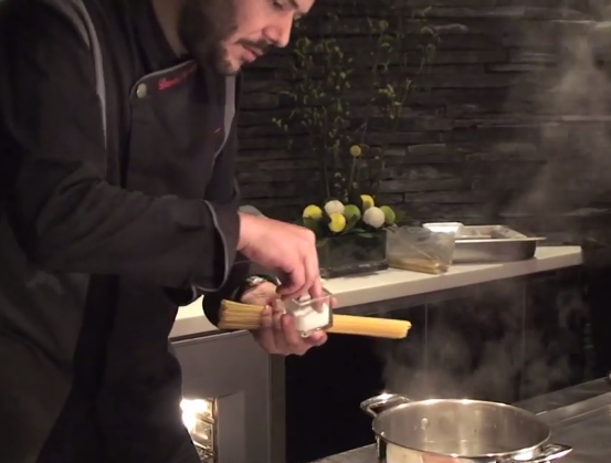 用另一鍋子煮義大利麵：一鍋水煮滾後，先加入一撮鹽。