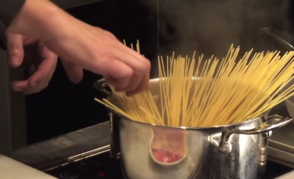 接下來將麵條呈發射狀放入鍋內（這種放法會讓麵條在煮的過程自然軟化）