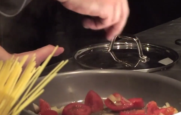 然後回到剛剛洋蔥與蕃茄拌炒的鍋子，加一小撮胡椒、一小撮糖（糖不要加太多）、最後加一小撮鹽。